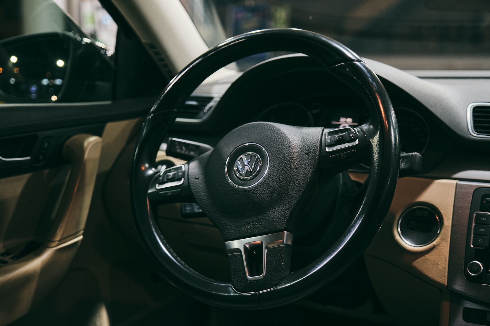 black mercedes benz steering wheel